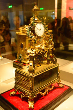 18世纪钟表 铜镀金异兽衔花钟