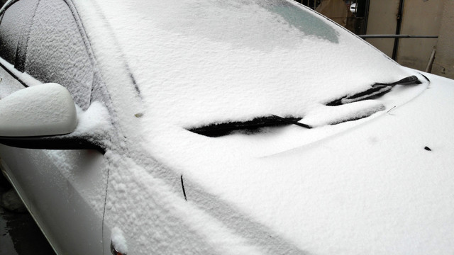 汽车上的积雪