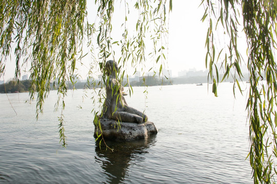 湖边的雕像