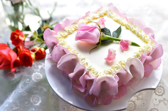玫瑰装饰蛋糕