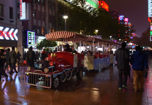 上海南京路步行街的观光车