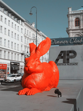 东欧红色兔子雕塑