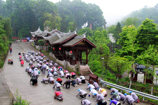 朝山浴佛  跪拜