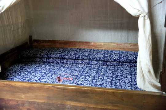 老床铺 蓝花被 老木床 蚊帐