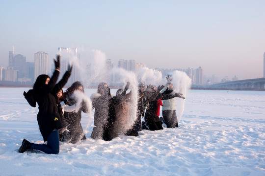 雪中玩雪的女孩