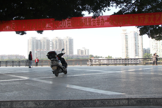 电动两轮摩托车