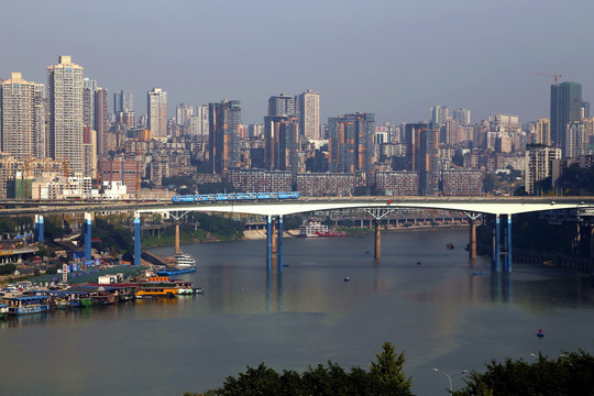 重庆城市轻轨 列车过桥