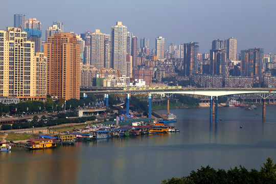 重庆城市轻轨 列车过桥