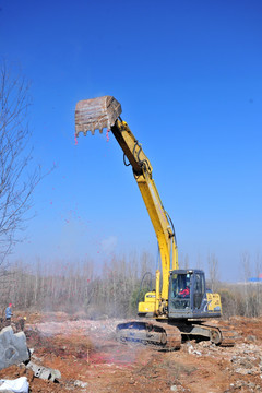 开工放鞭 建筑工地