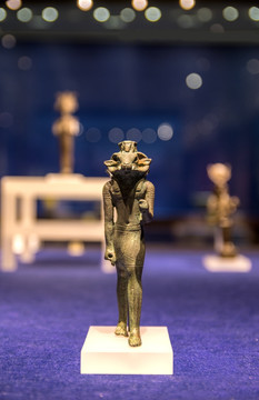 博物馆里古代埃及羊头神雕像