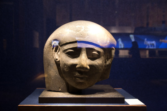 博物馆里古代埃及艳后雕像