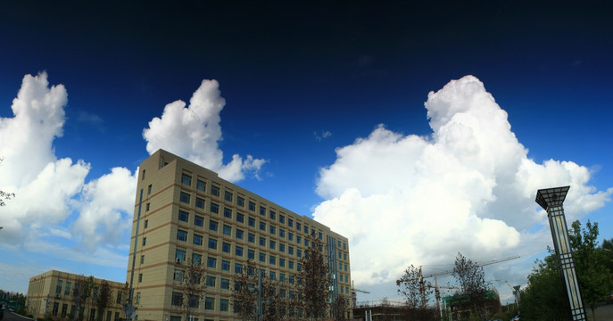 蓝天白云下的办公楼