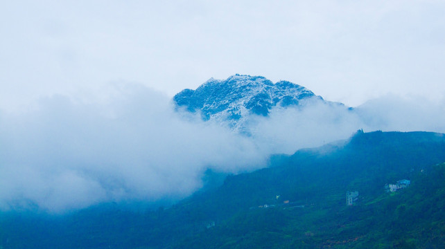 雪山 云雾