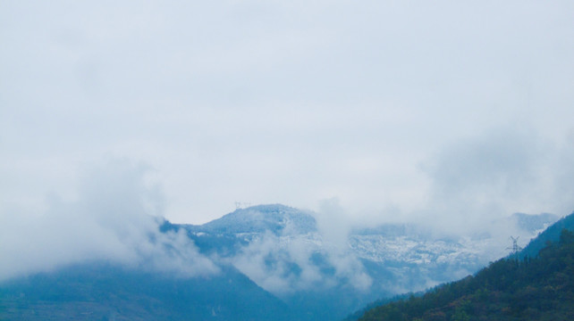 雪山 云雾