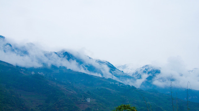 雪山 云雾
