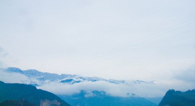 雪山 云雾