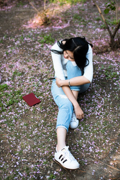 坐在花瓣里思考的女孩