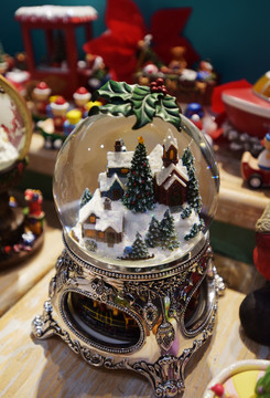 圣诞雪屋主题的水晶球