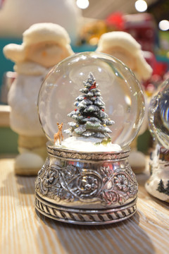 圣诞树主题的水晶球