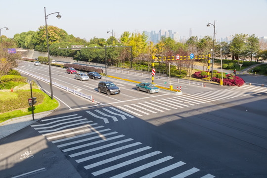 道路路口人行道