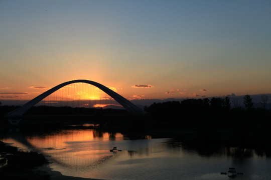 夕阳拱桥