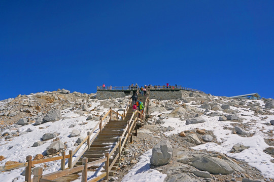 达古冰川 峰顶的山顶索道站