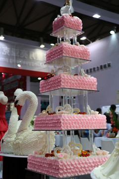 粉色花瓣蛋糕