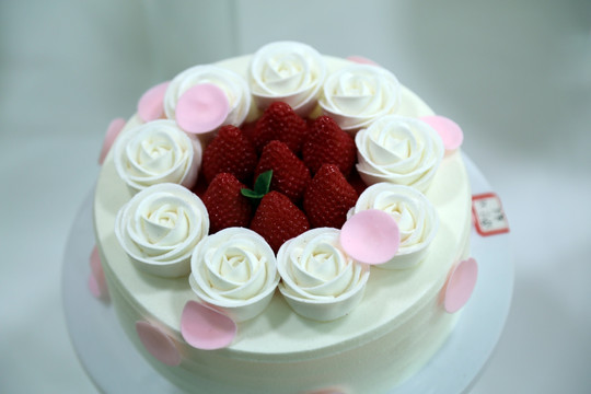 草莓奶油雕花蛋糕