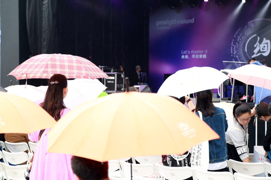 雨伞 彩色雨伞 下雨 观看表演