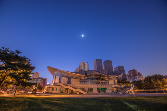 东北大学 刘长春体育馆 夜景