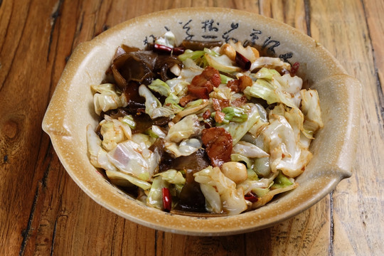 黑猪肉炒手擀粉皮