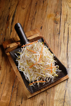 铁锅炒豆芽