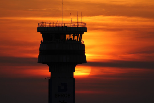 夕阳晚霞中的空管塔台