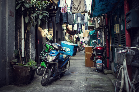 上海弄堂的外卖摩托车