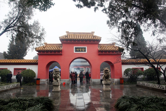 风雨医圣祠