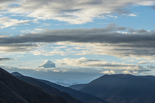 远眺贡嘎山