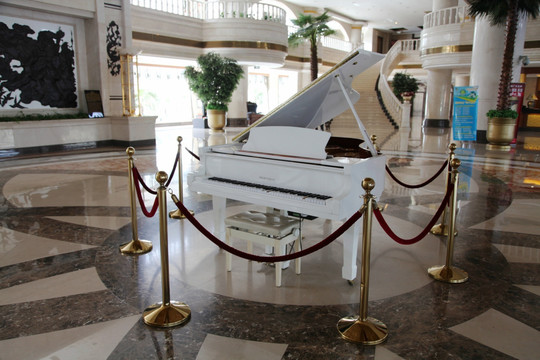 五星级宾馆酒店大堂的钢琴
