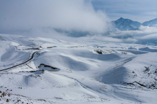 天山山脉积雪