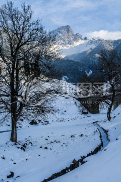 天山山脉积雪