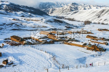 天山山脉积雪