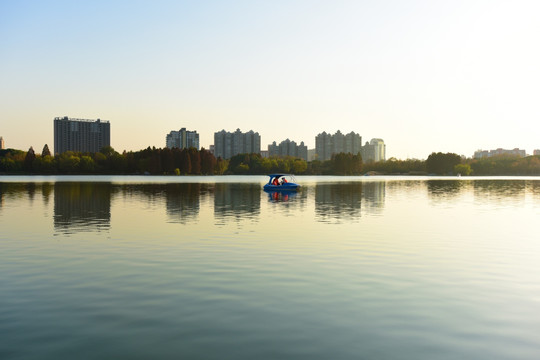 上海世纪公园的镜天湖风光