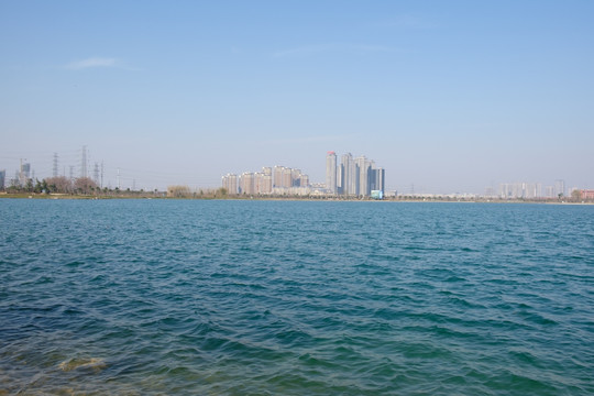 城市湖景