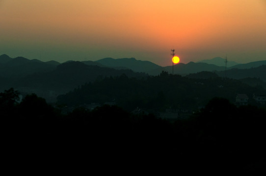 远山叠叠夕阳落