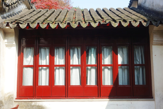 青瓦红窗白墙
