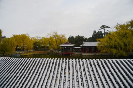 落满积雪的屋顶与古建筑