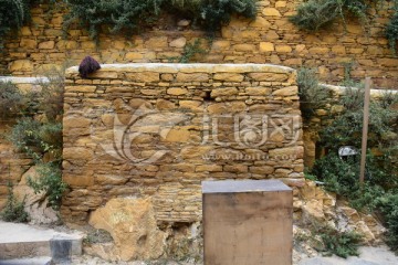 甘丹寺石头堆砌的墙