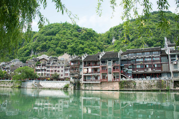 宁静古城镇远河边