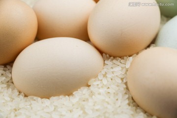 放在大米上面的土鸡蛋