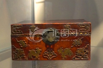 民国时期 八宝纹皮箱
