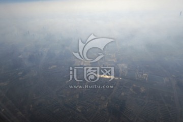 空中看雾霾中的城市
